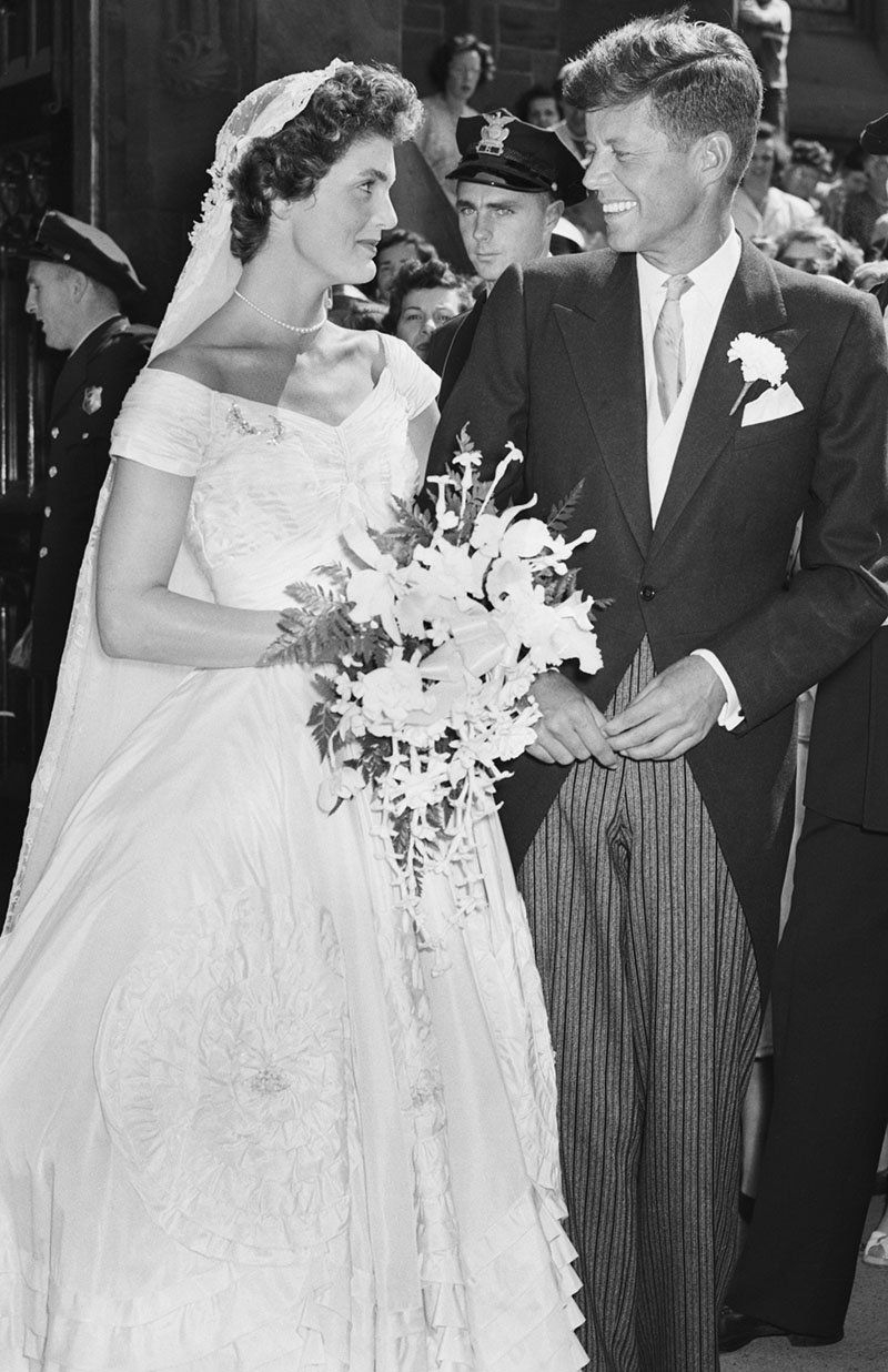 Jaqueline and John F. Kennedy after wedding ceremony (1953)