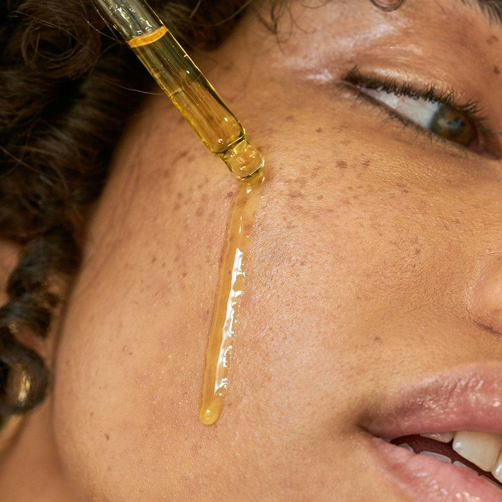 How to apply oil and serum the right way using a dropper